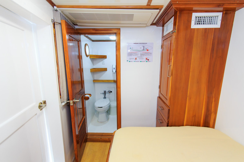 Galapagos Boat EDEN Cabin Washroom
